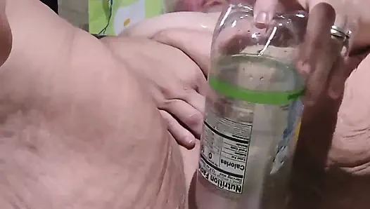 Cewek ini lagi asik ngentot pakai botol