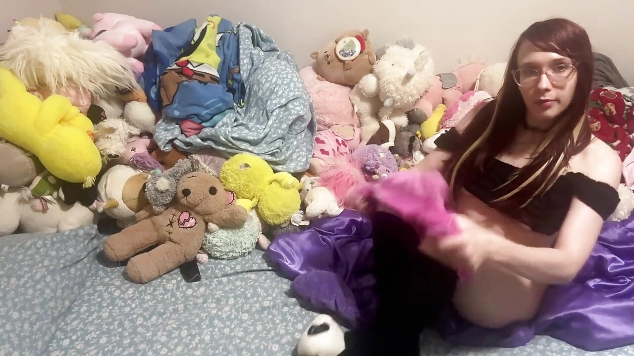 Plushie dostaje mokra cipka wcierana w to