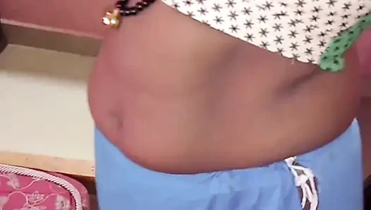 Istri tamil india renu lagi asik muasin memeknya pakai handuk sambil bugil sambil pakai kain sperma hangat! Indianhotwifex