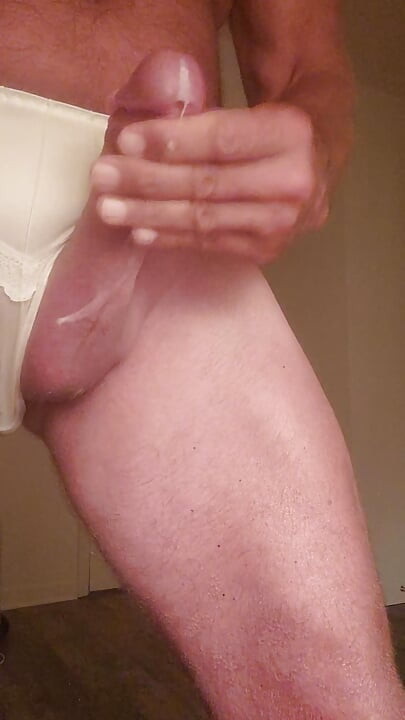 Cumshot i vita satin trosor med anal vibrator.