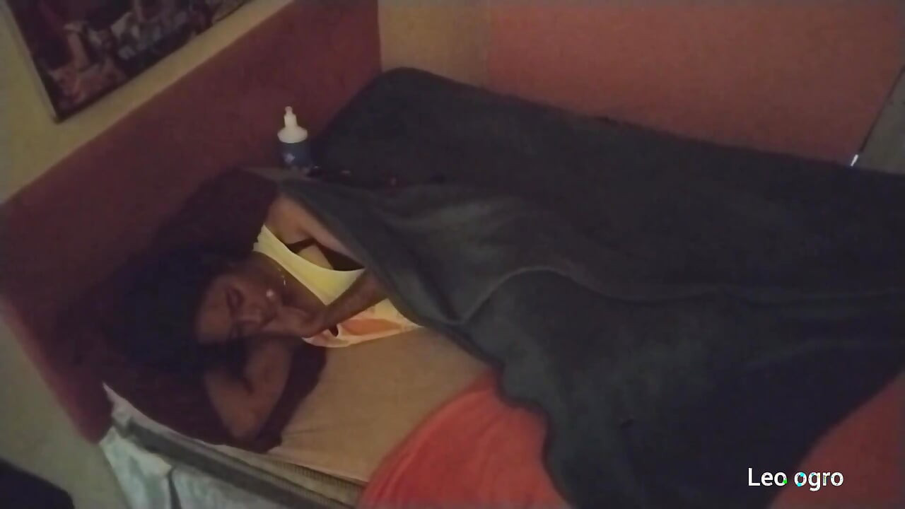 Je suis allé dans la chambre de ma belle-fille et je lui ai léché les fesses