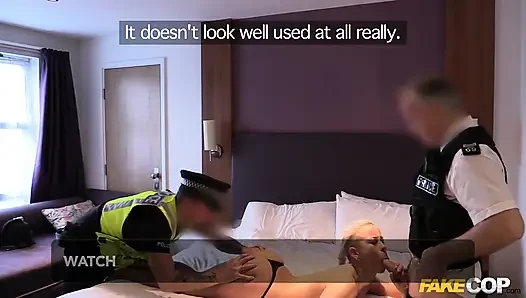 Fake cop - birkaç lezbiyenle bakış açısı üçlü seks