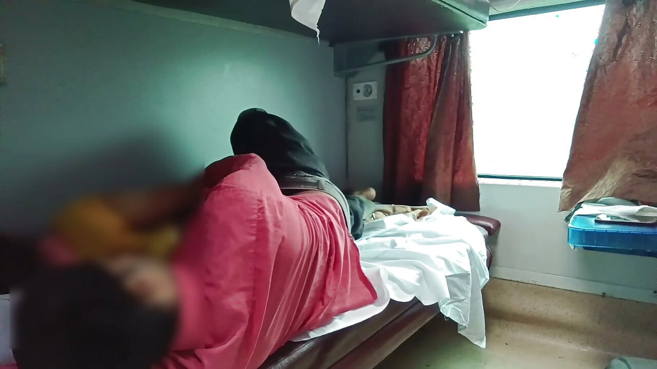 Cô dâu đã ăn mừng đêm tân hôn với anh chồng trong chuyến tàu lần đầu tiên trên một chuyến tàu đang chạy cùng anh chồng