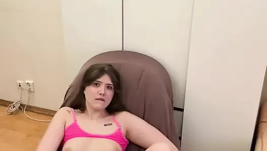 Gadis 18 tahun masturbasi sampai orgasme di depan kamera
