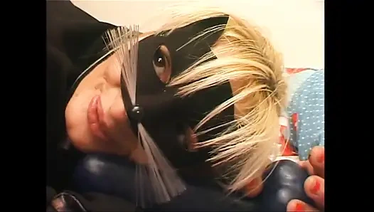 Maskeli orta yaşlı seksi kadın amatör koca tarafından sikiliyor ve amına boşalıyor