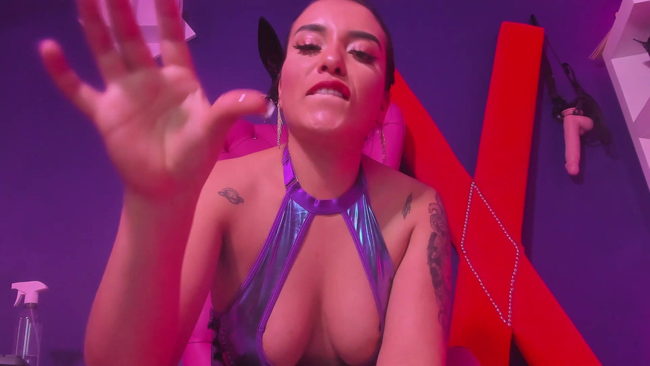 MeliizaQueen, BDSM-göttin, spuckt ins gesicht seiner devoten
