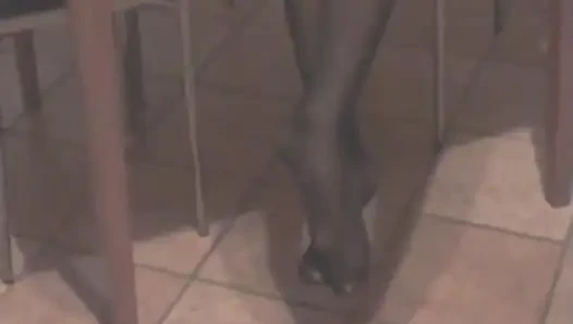 Schwarze strümpfe im schuhspiel