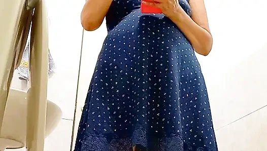 DEWASA DENGAN PANTAT RAMPING YANG LUCU, MEMAMERKAN VAGINA BERBULUNYA YANG INDAH