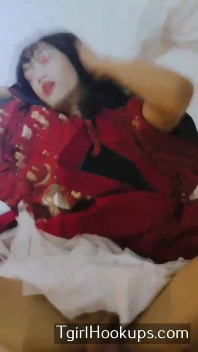 Shemale děvka stříká na prsa