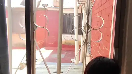 Riva ateşli bir şekilde uyandı ve pencerede sikişmeye başladık, şimdi komşu bizi gördü