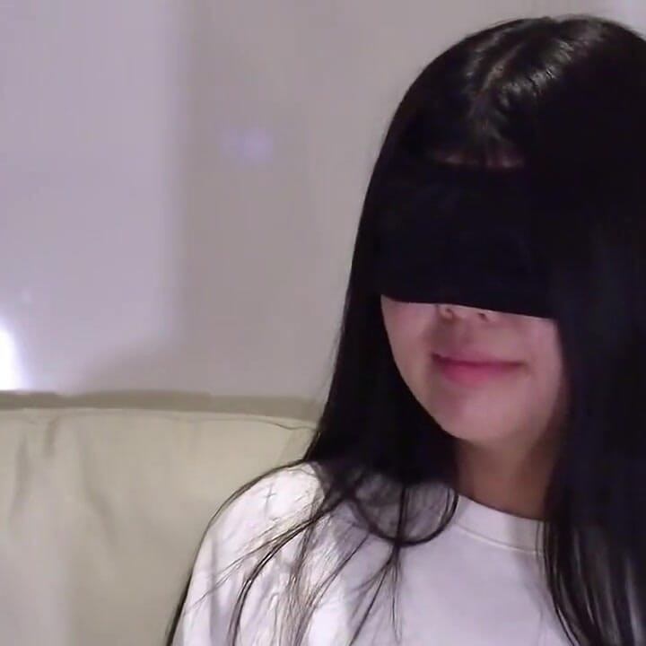 깊고 강렬한 나선에 이끌려 놀라운 아름다움이 전개되면서 대담한 집착이 펼쳐집니다.