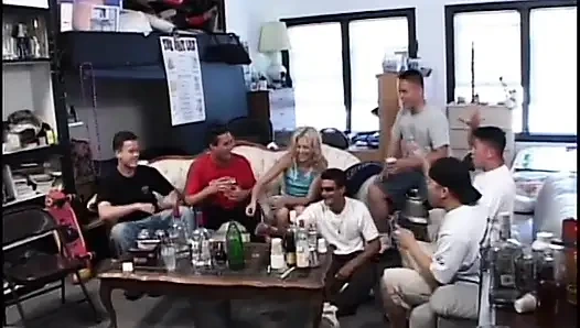 Шлюха-блондинка с маленькими сиськами всегда готова к тройничку с двойным шпилю