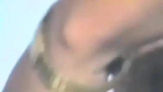 Değersiz bir sarışın siyah yarağı emiyor