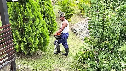 The cheating wife of the Chief ebony Milf carla morelli does not miss the opportunity to fuck the big BBC cock of her gardener!