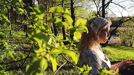 Девушка из деревни, которая курит