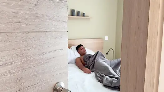 Ibu tiri sahabatku mergokin aku lagi sendirian di kamar, aku nggak bisa menahannya untuk