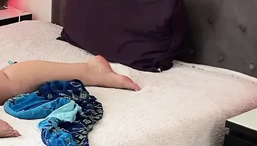 BBW-milf bereit, auf hartem schwarzem dildoschwanz zu sitzen.