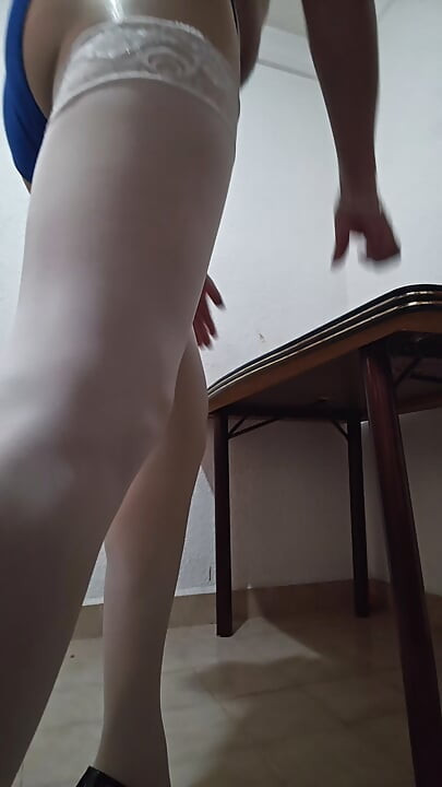 Meia-calça com brilho, meias brancas e meia-calça azul de cetim