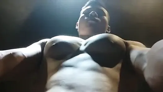 Great nipple play and muscle worship