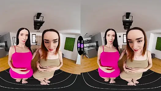 Две возбужденные девушки трахают друг друга, пока везучий чувак наблюдает - TmwVRnet