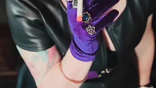 Königin des rauchens tina snua raucht eine Kork-Zigarette in leder & handschuhen