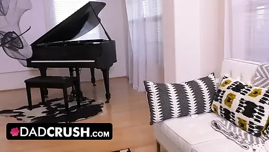 Dadcrush - Tolong, sentuh aku, ayah tiri! Masukin jarimu jauh ke dalam memekku! Aku butuh kontolmu!