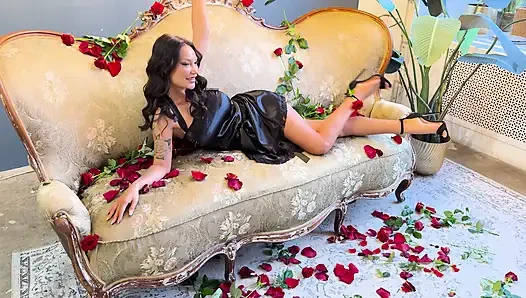 Monika fox cantik dengan gaun hitam di sofa bareng roses