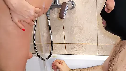 Istriku membersihkan pantatnya sebelum seks anal. Enema. Ep 30611