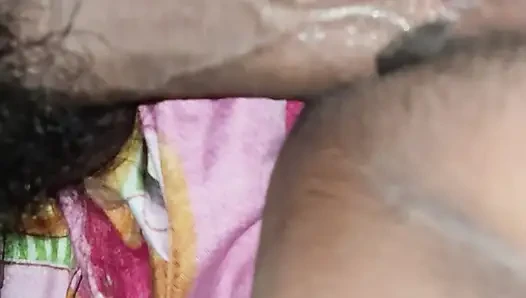 POV-INDISCHE STIEFMUTTER TEILTE BETT UND machte stiefsohn glücklich.