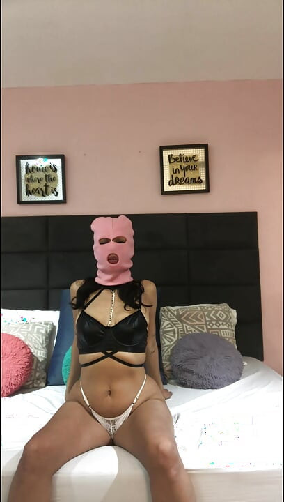 मेरी प्रेमिका ने अपनी चूत में हस्तमैथुन करते हुए मुझे हॉट वीडियो भेजा।