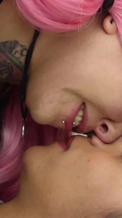 격렬한 코 전투에서 Mibby와 Qween
