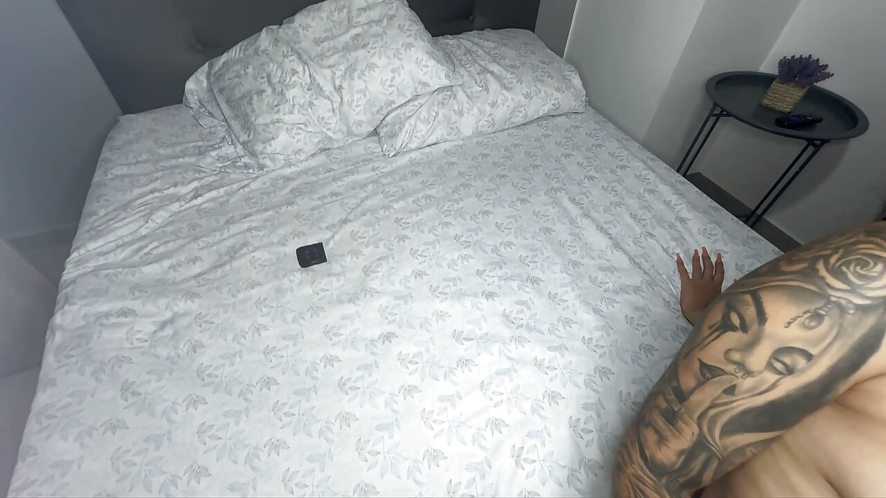 My Sister-in-law Walks Into My Room in a Towel in the Middle of the Night and Starts Jumping on a Big Cock