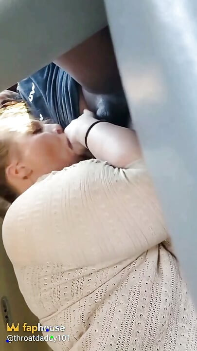 뒷좌석에서 이 자지를 먹기 위해 거리를 걸었습니다.