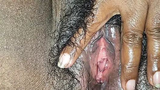 Tante seksi india mengundangmu untuk bermain dengannya