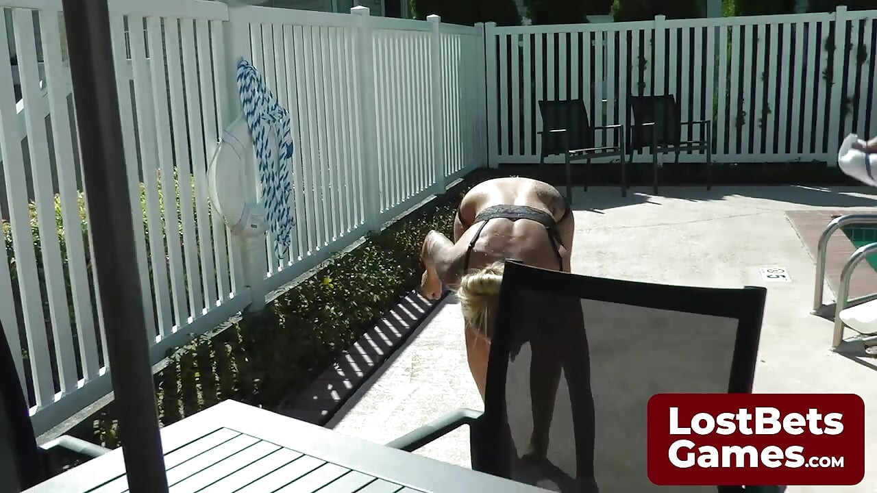 Bio je to spalio dan pa su se igrali striptiz