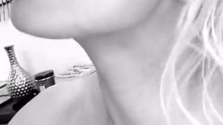 Caroline Vreeland selfie, estratégicamente en topless