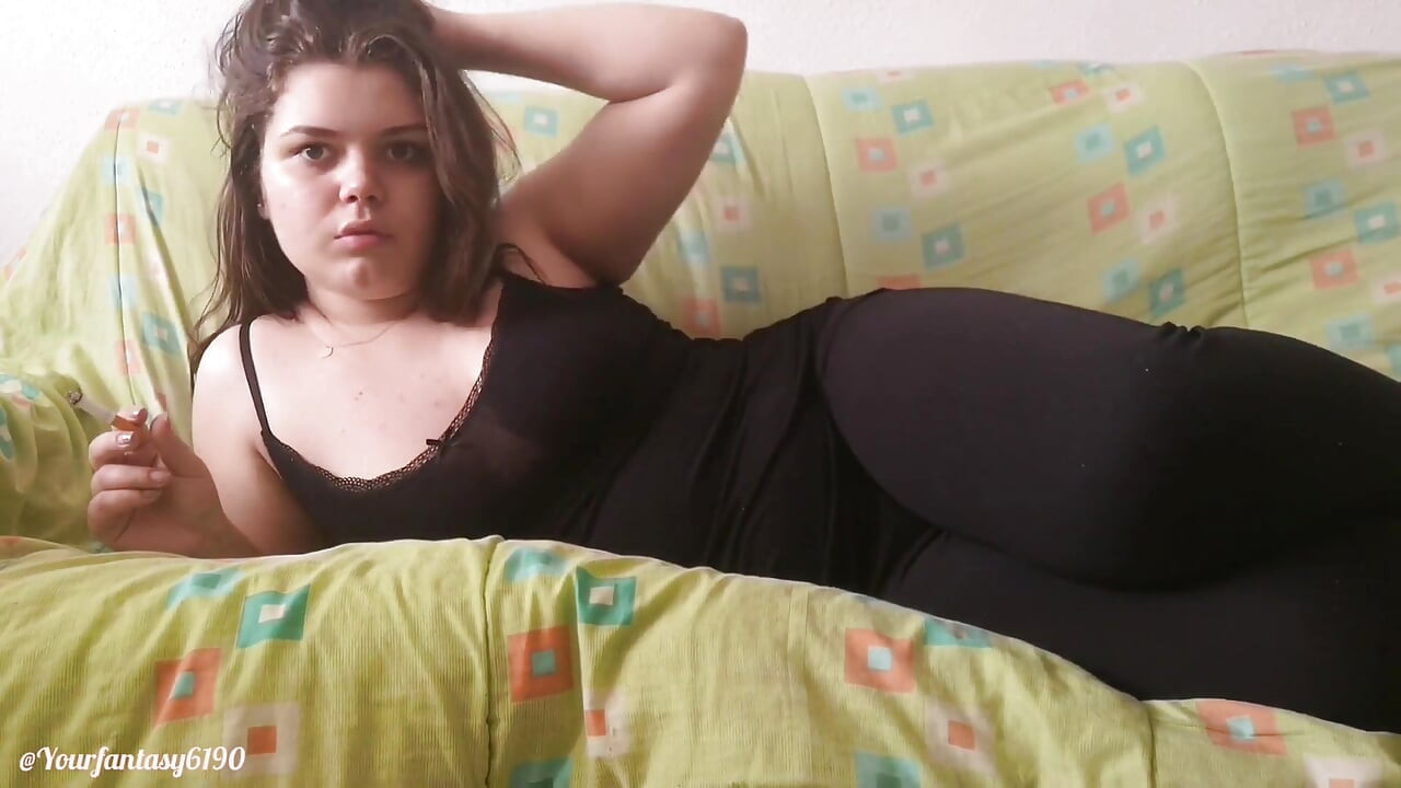Chica gassa fumando