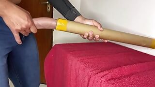 Massageando meu pau no trabalho com o tubo de papelão do meu chefe