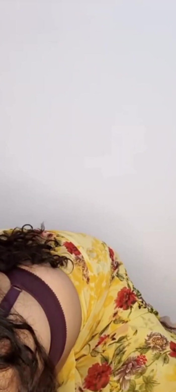 Δυνατή στιγμή από το "Desi Indian aunty ki jawani kya mast figure and dirty talks"