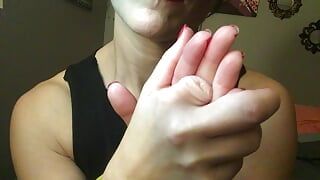 Roodharige milf, ErickaAries, zuigt haar geamuteerde vingernub