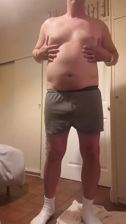 Masturbando e dedilhando a bunda