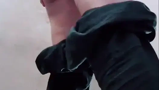 Banyoda iki erkek bir erkek öğrencinin tadını çıkarıyor