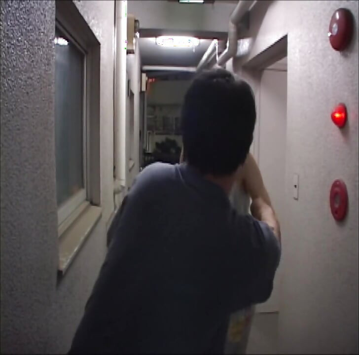 P135G04 Um romance sexy entre um homem e uma mulher que trabalha em um restaurante chinês no centro de Tóquio, com uma mulher madura.