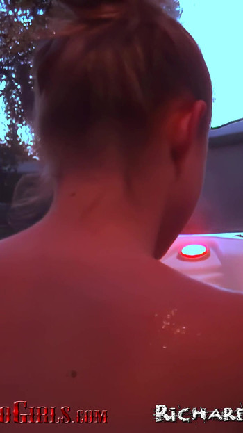 哦, 哦, 我库奇的酸痛 - 高潮继女的第一部自拍性爱影片