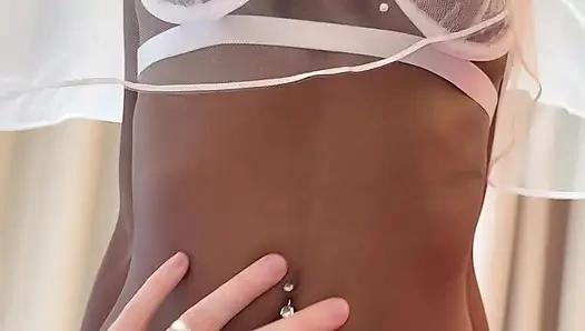 Erste nacht mit einer zierlichen ebenholz-ehefrau