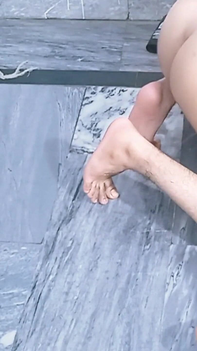 "18 yaşındaki desi sıkı amcık ilk kez kayınbiraderi tarafından yatak odasında üvey kız kardeşi tarafından sikiliyor xxx veriyor"