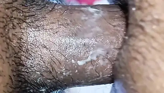 Hintli edepsiz büyük yarakla şımarık sikişiyor ve adam Hintli kızı ıslak amına sokacak eski pikap şemasını istismar ediyor