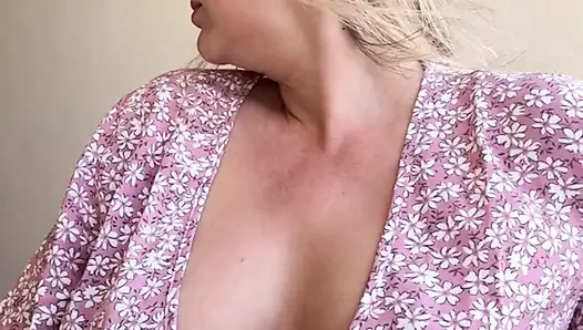 Külotsuz kız amını ve göğüslerini teşhir ediyor derleme