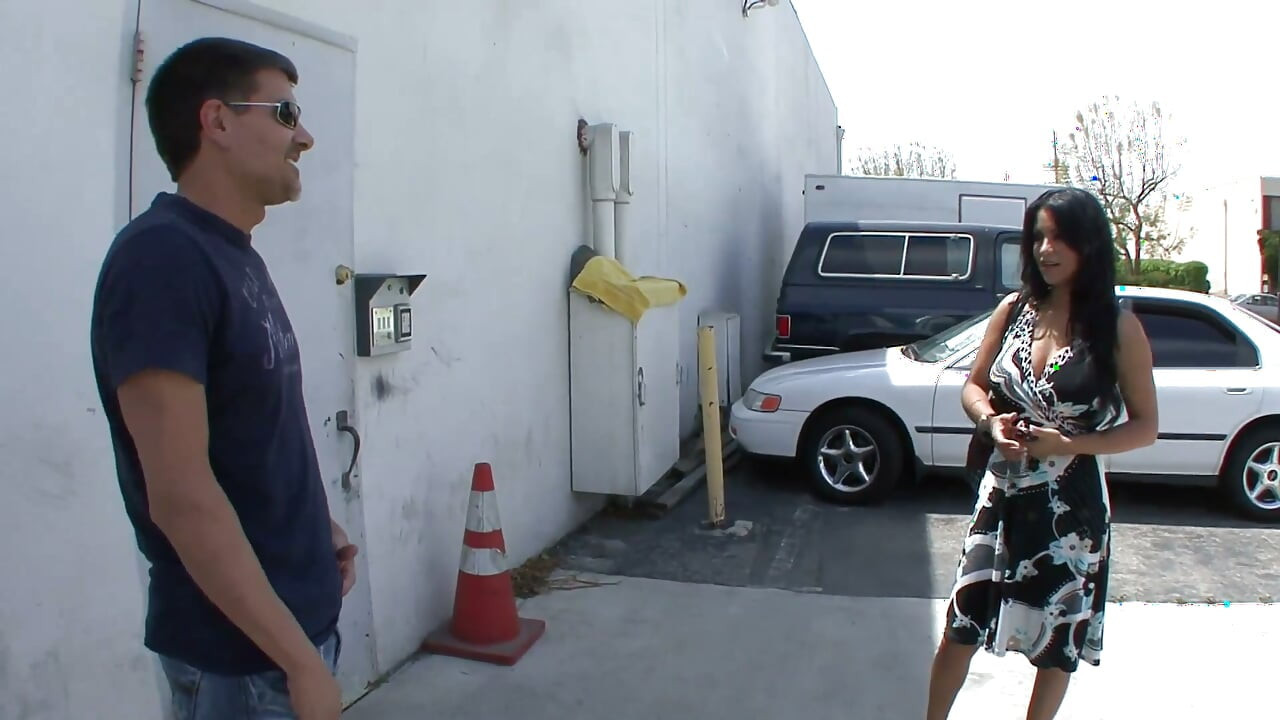 Sensual tetona milf toma una enorme polla en su apretado coño hasta que se corre como una perra