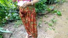 Indische tante borsten en poesje laten zien zonder gezicht